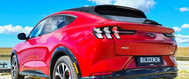 Ford Mustang Mach-e red elbil back 2 | Bilscenen Esbjerg | Autoriseret Kia & Hyundai værksted