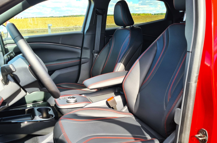 Ford Mustang Mach-e red elbil interior 2 | Bilscenen Esbjerg | Autoriseret Kia & Hyundai værksted