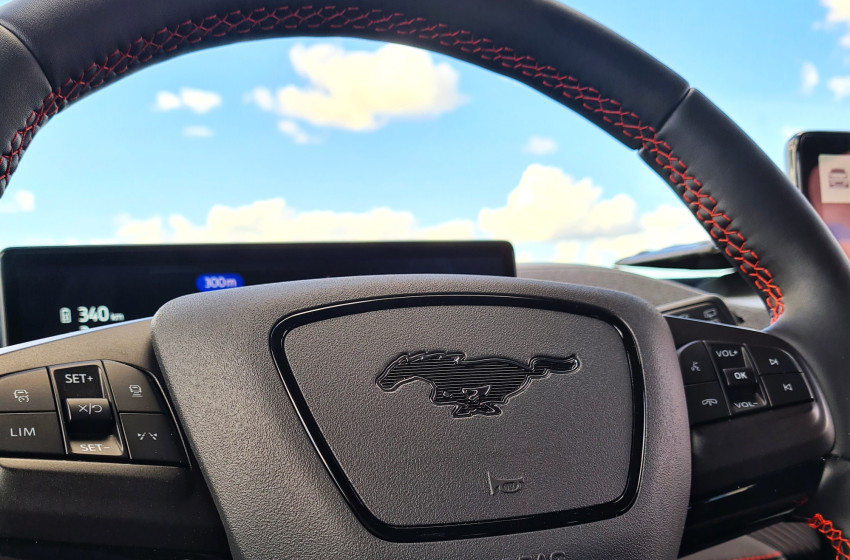 Ford Mustang Mach-e red elbil interior 3 | Bilscenen Esbjerg | Autoriseret Kia & Hyundai værksted