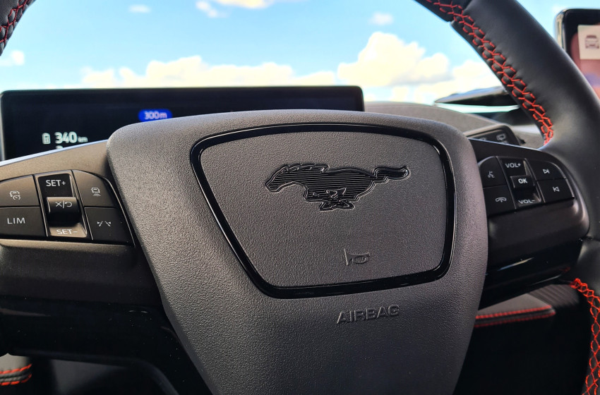Ford Mustang Mach-e red elbil interior 4 | Bilscenen Esbjerg | Autoriseret Kia & Hyundai værksted
