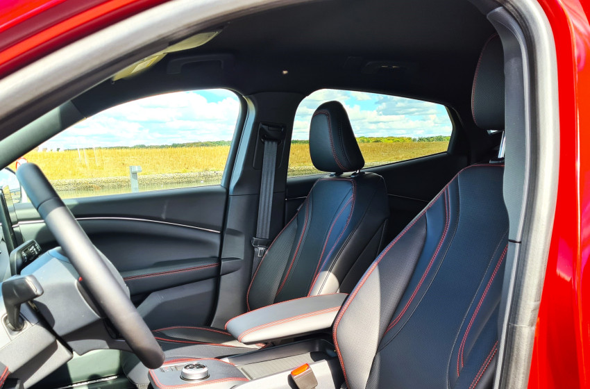 Ford Mustang Mach-e red elbil interior | Bilscenen Esbjerg | Autoriseret Kia & Hyundai værksted