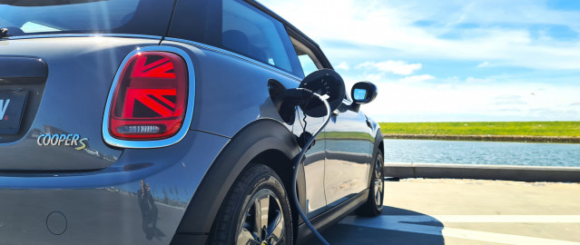 Mini Cooper SE bil elbil back water 2 | Bilscenen Esbjerg | Autoriseret Kia & Hyundai værksted