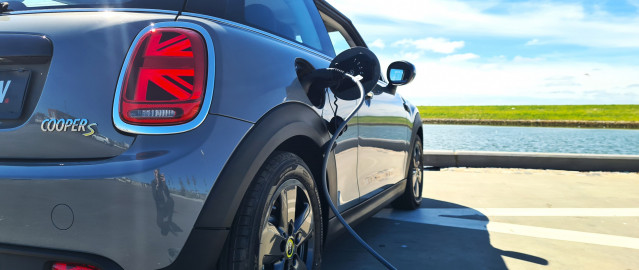 Mini Cooper SE bil elbil back water | Bilscenen Esbjerg | Autoriseret Kia & Hyundai værksted