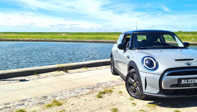 Mini Cooper SE bil elbil front water | Bilscenen Esbjerg | Autoriseret Kia & Hyundai værksted