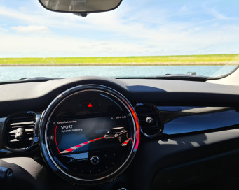 Mini Cooper SE bil elbil interior water | Bilscenen Esbjerg | Autoriseret Kia & Hyundai værksted