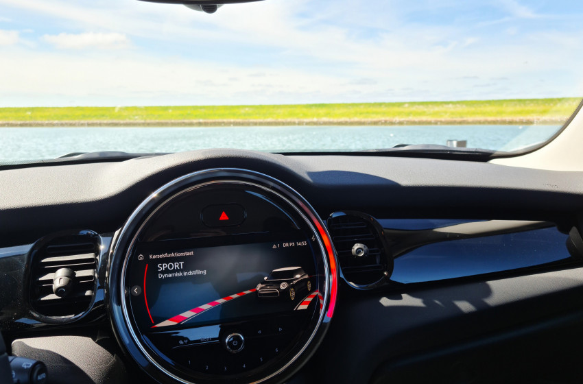Mini Cooper SE bil elbil interior water | Bilscenen Esbjerg | Autoriseret Kia & Hyundai værksted