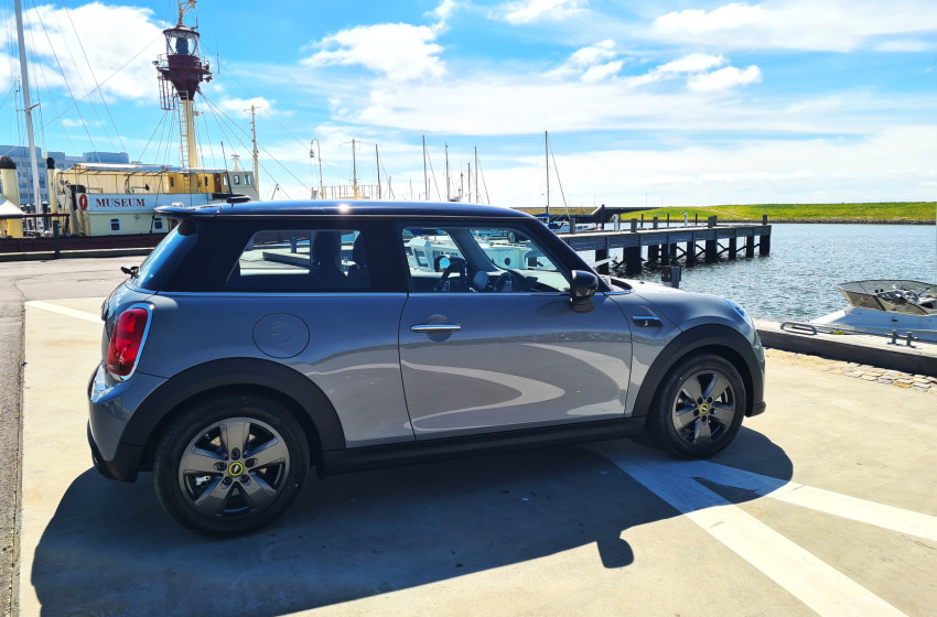 Mini Cooper SE bil elbil side water | Bilscenen Esbjerg | Autoriseret Kia & Hyundai værksted