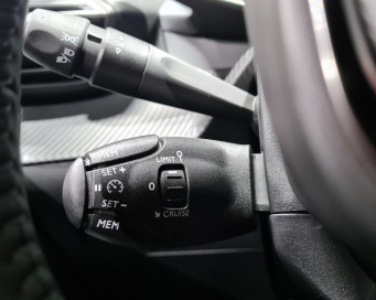 Peugeot e-208 grey elbil interior 3 | Bilscenen Esbjerg | Autoriseret Kia & Hyundai værksted