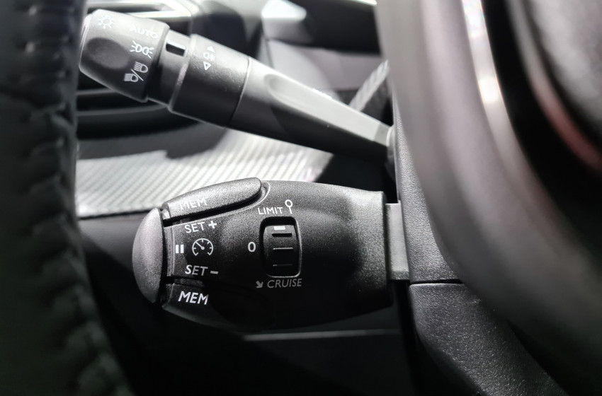 Peugeot e-208 grey elbil interior 3 | Bilscenen Esbjerg | Autoriseret Kia & Hyundai værksted