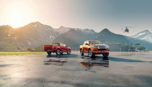 Isuzu D-Max orange red mountains pick-up truck | Bilscenen Esbjerg | Autoriseret Kia & Hyundai værksted