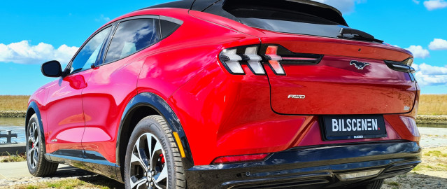 Ford Mustang Mach-e red elbil back | Bilscenen Esbjerg | Autoriseret Kia & Hyundai værksted