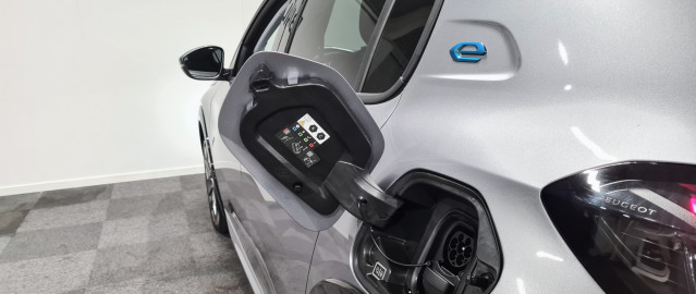 Peugeot e-208 grey elbil charging port oplader | Bilscenen Esbjerg | Autoriseret Kia & Hyundai værksted