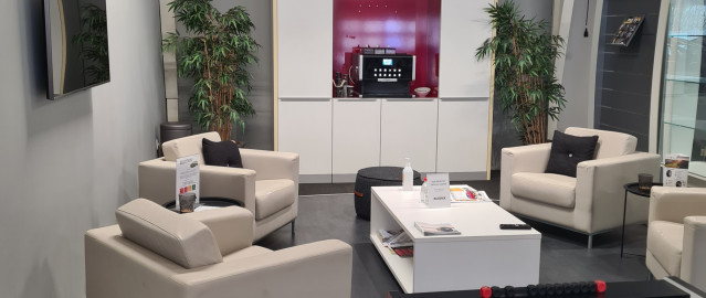 Lounge venteværrelse sofaer stole bordfodbold tv kaffemaskine | Bilscenen Esbjerg | Autoriseret Kia & Hyundai værksted