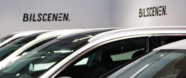 Række af biler i butikken| Bilscenen Esbjerg | Autoriseret Kia & Hyundai værksted