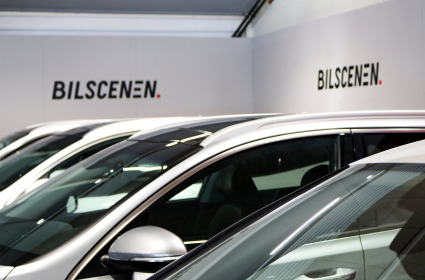 Række af biler i butikken| Bilscenen Esbjerg | Autoriseret Kia & Hyundai værksted